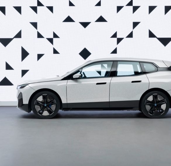 BMW představilo unikátní technologii laku, která dělá z jeho vozů chameleony