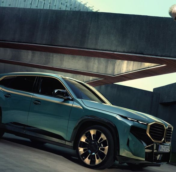 BMW XM je plug-in hybrid s V8 a 653 koňmi umístěnými ve své stáji
